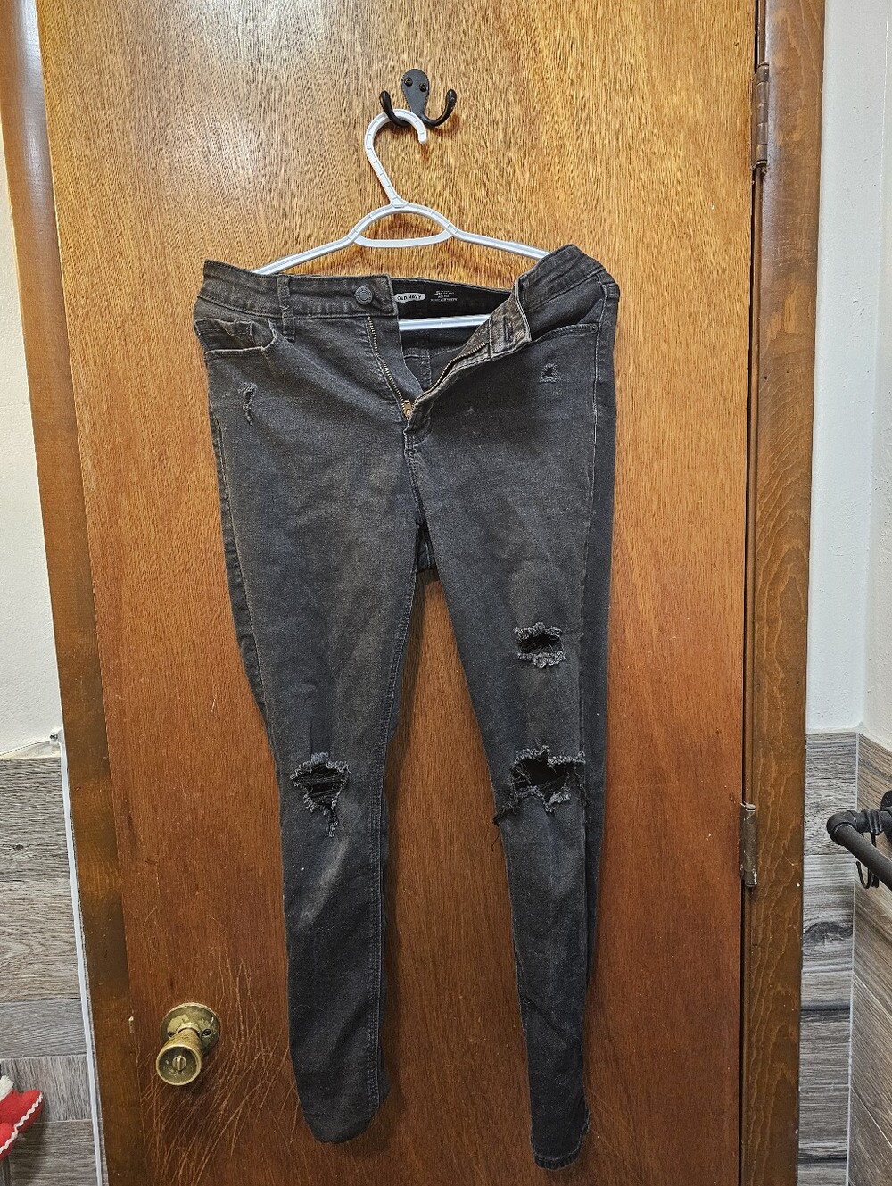 Old Navy Women’s Black Distressed Skinny Jeans